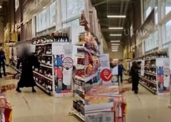 Γυαλιά καρφιά σε γνωστό Σούπερ Μάρκετ: Σε αμόκ άρχισε να σπάει ότι βρίσκει μπροστά της με την βοήθεια ενός τηγανιού (video)