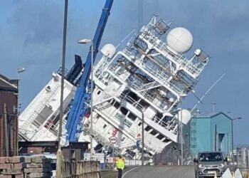 Alldaynews.gr Τραυματίες από πλοίο που έπεσε σε πλατφόρμα επισκευών – Η εικόνα που έγινε viral