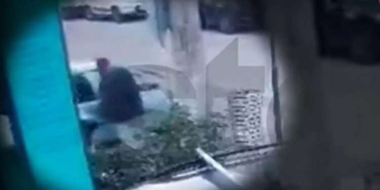 Βίντεο ντοκουμέντο: Η στιγμή που ο «δράκος» της Κηφισιάς επιτίθεται σε 8χρονη – Καρέ καρέ οι κινήσεις του