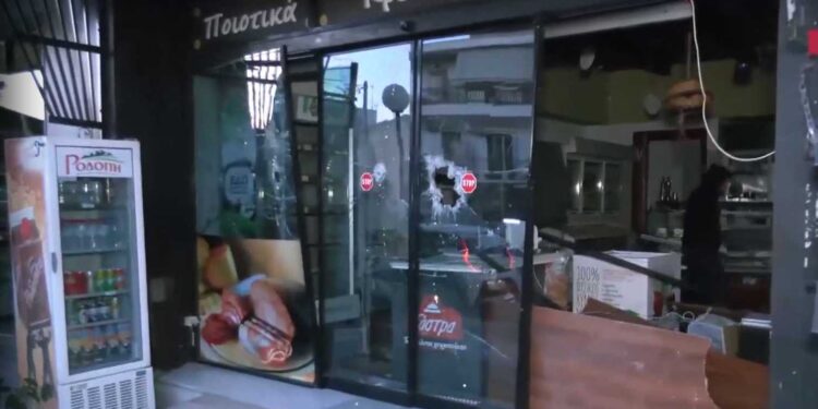 Alldaynews.gr Ισχυρή έκρηξη με δυναμίτη σε κατάστημα στη Νέα Ερυθραία – Βίντεο των αγνώστων με τη βόμβα