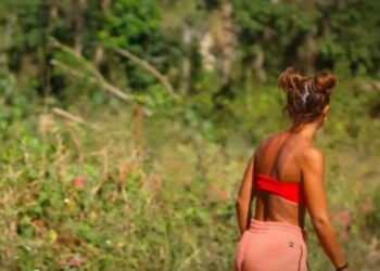Survivor All Star: «Πιάνουν στα πράσα» την Ελευθερία Ελευθερίου να κρύβεται πίσω από θάμνους για να ακούσει συνεντεύξεις των παικτών