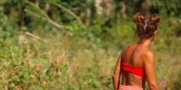Survivor All Star: «Πιάνουν στα πράσα» την Ελευθερία Ελευθερίου να κρύβεται πίσω από θάμνους για να ακούσει συνεντεύξεις των παικτών