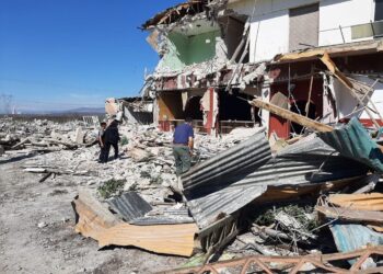 Κοζάνη: “Ηλία…ρίχ’το” και…με το θρυλικό “Θα πάρω φόρα” γκρέμισαν στριπτιζάδικο! (video)