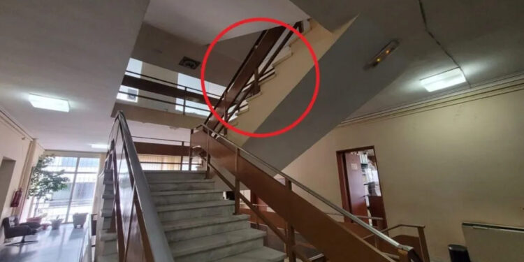 Σοκ στα δικαστήρια της Λάρισας: Νεαρός κρεμάστηκε με σκοινί για να αυτοκτονήσει – Κρατούσαν τα πόδια του για να τον σώσουν