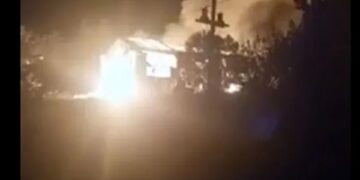 ΕΚΤΑΚΤΟ: Φωτιά τώρα σε εργοστάσιο στην Εθνική – Καίγεται μεγάλη έκταση, ακούγονται εκρήξεις (video)