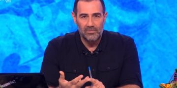 Alldaynews.gr «Γ@.ώ τις γραβάτες-Σκ@τά στα μούτρα σας»: Άγριο ξέσπασμα Κανάκη κατά δημοσιογράφων