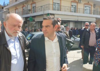 Σπαραγμός στην κηδεία του Βάιου Βλάχου στην Καρδίτσα – Παρών και ο Τσίπρας (φωτο, video)