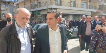 Σπαραγμός στην κηδεία του Βάιου Βλάχου στην Καρδίτσα – Παρών και ο Τσίπρας (φωτο, video)