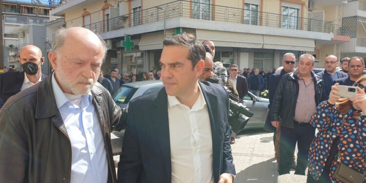 Σπαραγμός στην κηδεία του Βάιου Βλάχου στην Καρδίτσα – Παρών και ο Τσίπρας (φωτο, video)