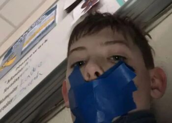 Έβαλε μονωτική ταινία σε μαθητή επειδή ήταν… φλύαρος – Η selfie που «έκαψε» τον δάσκαλο