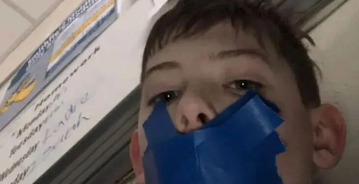 Έβαλε μονωτική ταινία σε μαθητή επειδή ήταν… φλύαρος – Η selfie που «έκαψε» τον δάσκαλο