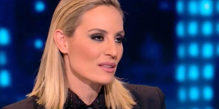 Alldaynews.gr Ελεονώρα Μελέτη: «Τι δουλειά έχεις κορίτσι μου να στέλνεις φωτογραφίες σε παντρεμένο με παιδί;»