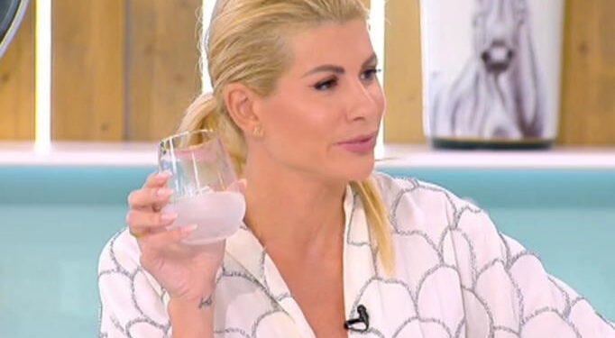 Alldaynews.gr Χαμός στο πλατό του ΣΚΑΙ με την Ευρυδίκη Παπαδοπούλου: «Φώναζε στη ζούγκλα διάρροια, διάρροια»