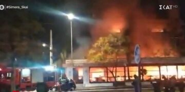 Alldaynews.gr Φωτιά σε εστιατόριο στην Νέα Σμύρνη  – Μαρτυρία για εμπρησμό και 1 εγκαυματίας – Απεγκλωβίστηκε μωρό