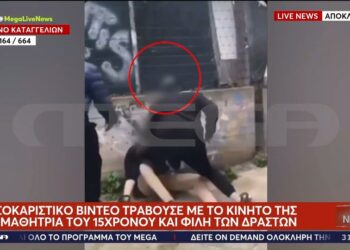 Σοκ με άγριο ξυλοδαρμό μαθητή έξω από σχολείο της Αθήνας: Συμμαθήτριά του τραβούσε βίντεο (vid)
