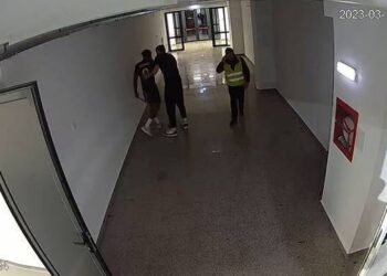 Απίστευτο σκηνικό: Παίκτης αποβλήθηκε κι επέστρεψε με μεταλλικό κοντάρι (vids)