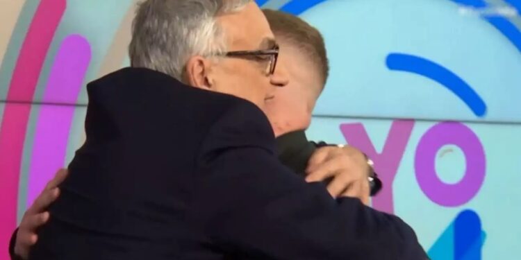 Alldaynews.gr Τέμπη: Ο Δημήτρης Σούρας σφιχταγγάλιασε τον Ανδρέα Αλικανιώτη – «Μπράβο ρε ήρωα»