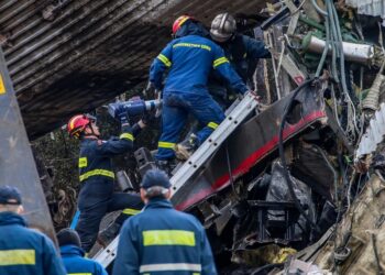 Φρίκη στα Τέμπη:  Επτά απανθρακωμένες σοροί βρέθηκαν στο βαγόνι-εστιατόριο – «Οι λαμαρίνες έκοβαν σαν λεπίδες»