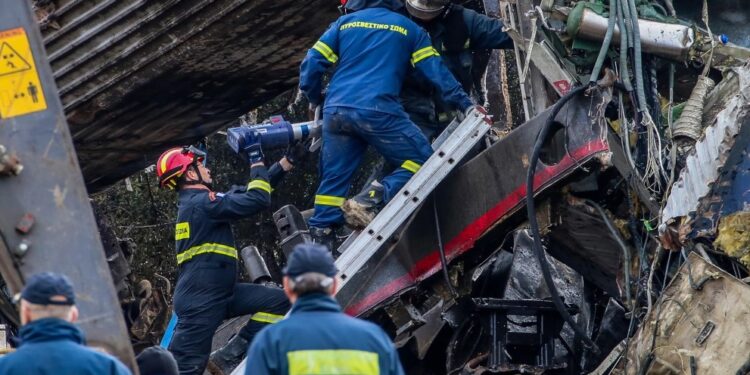 Φρίκη στα Τέμπη:  Επτά απανθρακωμένες σοροί βρέθηκαν στο βαγόνι-εστιατόριο – «Οι λαμαρίνες έκοβαν σαν λεπίδες»