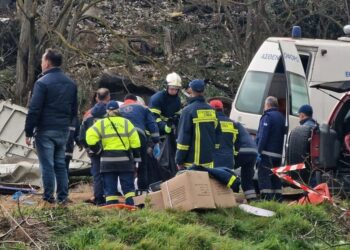 Τραγωδία στα Τέμπη: Ανασύρουν ανθρώπινα μέλη από τα συντρίμμια[video]