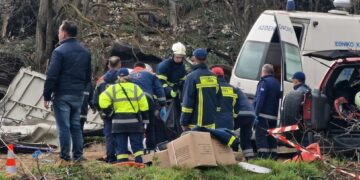 Τραγωδία στα Τέμπη: Ανασύρουν ανθρώπινα μέλη από τα συντρίμμια[video]