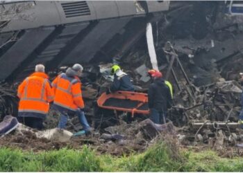 Τραγωδία στα Τέμπη: Ανασύρουν ανθρώπινα μέλη από τα συντρίμμια[video]