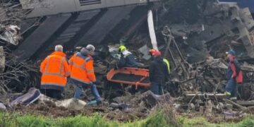 Τραγωδία στα Τέμπη: Ανασύρουν ανθρώπινα μέλη από τα συντρίμμια[video]