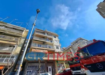 Φωτιά σε διαμέρισμα στη Θεσσαλονίκη: Απεγκλωβίστηκαν 3 άτομα (φωτο, video)