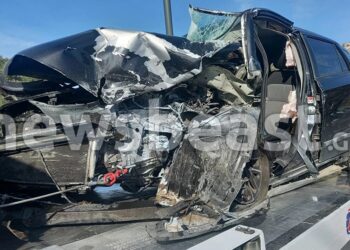 Σοκαριστική φωτογραφία από το σοβαρό τροχαίο στην Αθηνών-Σουνίου – Άμορφη μάζα το ένα όχημα