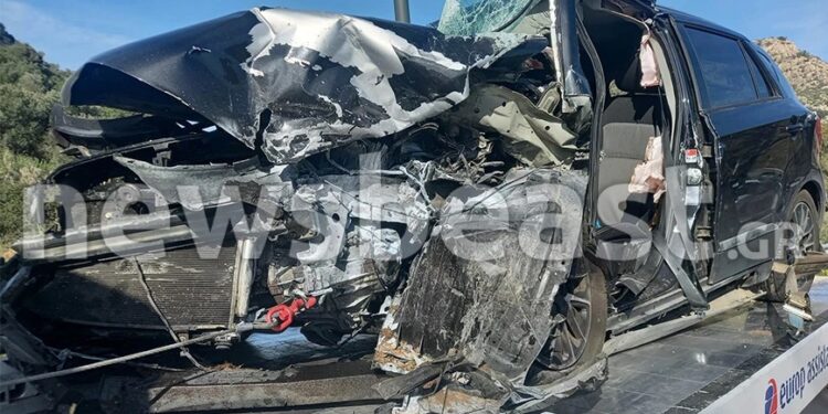 Alldaynews.gr Σοκαριστική φωτογραφία από το σοβαρό τροχαίο στην Αθηνών-Σουνίου – Άμορφη μάζα το ένα όχημα