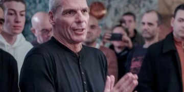 Γιάνης Βαρουφάκης: Ταυτοποιήθηκαν οι αναρχικοί που τον χτύπησαν – Συνελήφθη 17χρονος