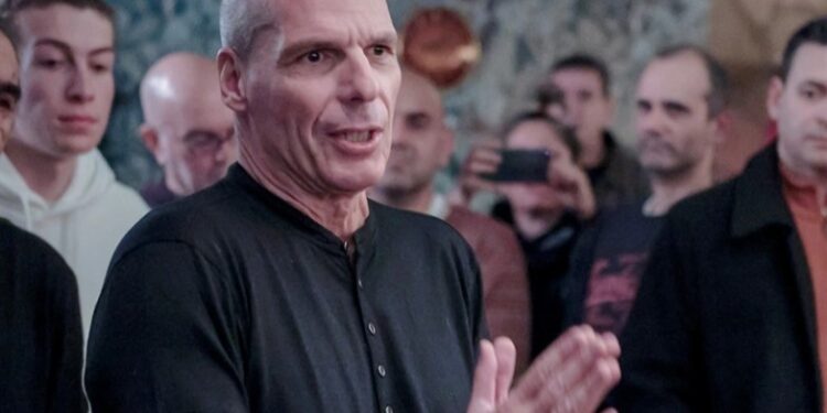 Γιάνης Βαρουφάκης: Ταυτοποιήθηκαν οι αναρχικοί που τον χτύπησαν – Συνελήφθη 17χρονος