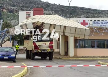 Φορτηγό γκρέμισε την είσοδο στο νοσοκομείο Χανίων (φωτο, video)