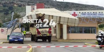 Alldaynews.gr Φορτηγό γκρέμισε την είσοδο στο νοσοκομείο Χανίων (φωτο, video)