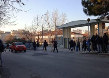 Θεσσαλονίκη: Εξωσχολικοί μπούκαραν σε τάξη εν ώρα μαθήματος και τραυμάτισαν καθηγήτρια