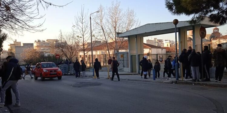 Alldaynews.gr Θεσσαλονίκη: Εξωσχολικοί μπούκαραν σε τάξη εν ώρα μαθήματος και τραυμάτισαν καθηγήτρια