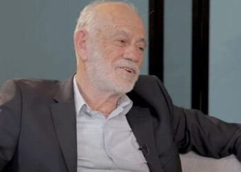 Alldaynews.gr Γιώργος Λιάνης για Αλίκη Βουγιουκλάκη: «Aνοίγει μια ρόμπα, δείχνει το στήθος της και μου λέει “πάρ’ το”»