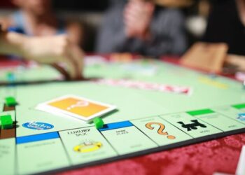 Έπαιζαν Μονόπολι και τους κυνήγησαν με σπαθί λόγω φασαρίας – Χαροπαλεύει ο ένας