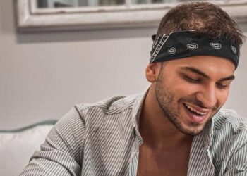 Ο Στέλιος Λεγάκης κοιμίζει την νεογέννητη κόρη του με κλαρίνα