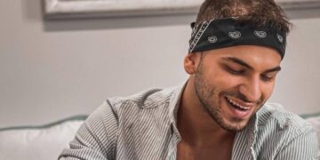 Alldaynews.gr Ο Στέλιος Λεγάκης κοιμίζει την νεογέννητη κόρη του με κλαρίνα