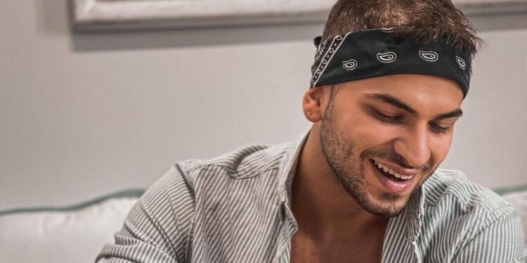 Alldaynews.gr Ο Στέλιος Λεγάκης κοιμίζει την νεογέννητη κόρη του με κλαρίνα