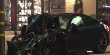 Alldaynews.gr Φρικτό τροχαίο: 32χρονη με Πόρσε σκότωσε 33χρονο και καρφώθηκε σε στύλο- Είχε βγει από μαγαζί με την κοπέλα του (φωτο, video)