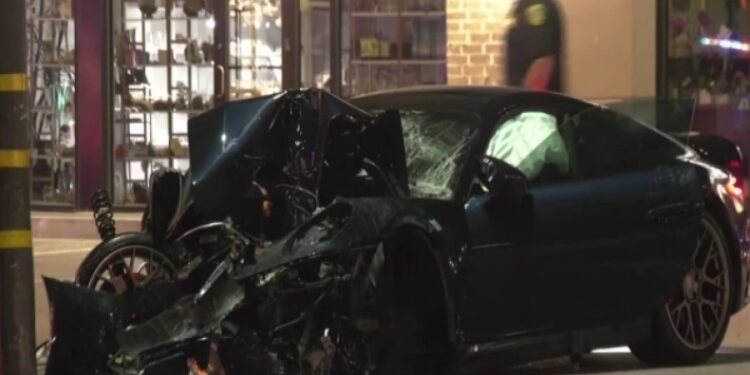 Alldaynews.gr Φρικτό τροχαίο: 32χρονη με Πόρσε σκότωσε 33χρονο και καρφώθηκε σε στύλο- Είχε βγει από μαγαζί με την κοπέλα του (φωτο, video)