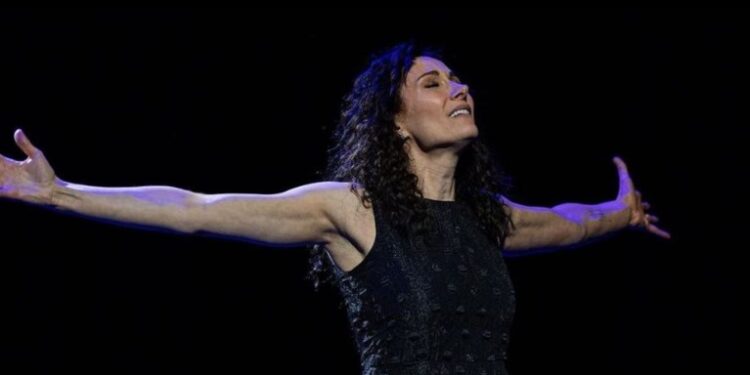 Alldaynews.gr “Δυστυχώς, ξέρω τον πόνο”: Σε κακή κατάσταση η ηθοποιός που απέβαλε πάνω στη σκηνή μπροστά σε 2.000 άτομα