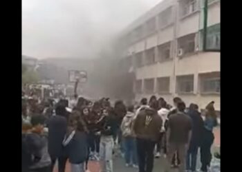 Φωτιά σε Λύκειο της Κοζάνης – Πρόλαβαν και βγήκαν έξω οι μαθητές (φωτο, video)