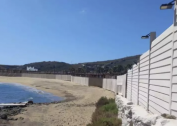 Μύκονος: Οργή για τον φράχτη σε παραλία του νησιού – Η φωτογραφία που προκάλεσε αντιδράσεις