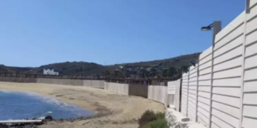 Μύκονος: Οργή για τον φράχτη σε παραλία του νησιού – Η φωτογραφία που προκάλεσε αντιδράσεις