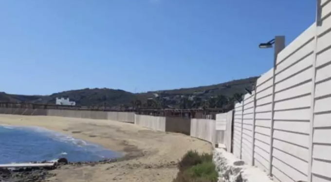 Μύκονος: Οργή για τον φράχτη σε παραλία του νησιού – Η φωτογραφία που προκάλεσε αντιδράσεις