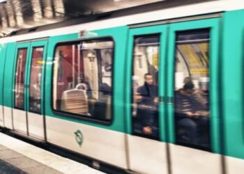 Ασύλληπτη Τραγωδία: Νεκρή 45χρονη μπροστά στο παιδί και τον άντρα της-Πιάστηκε το παλτό της στις πόρτες του Μετρό