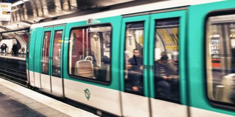 Alldaynews.gr Ασύλληπτη Τραγωδία: Νεκρή 45χρονη μπροστά στο παιδί και τον άντρα της-Πιάστηκε το παλτό της στις πόρτες του Μετρό